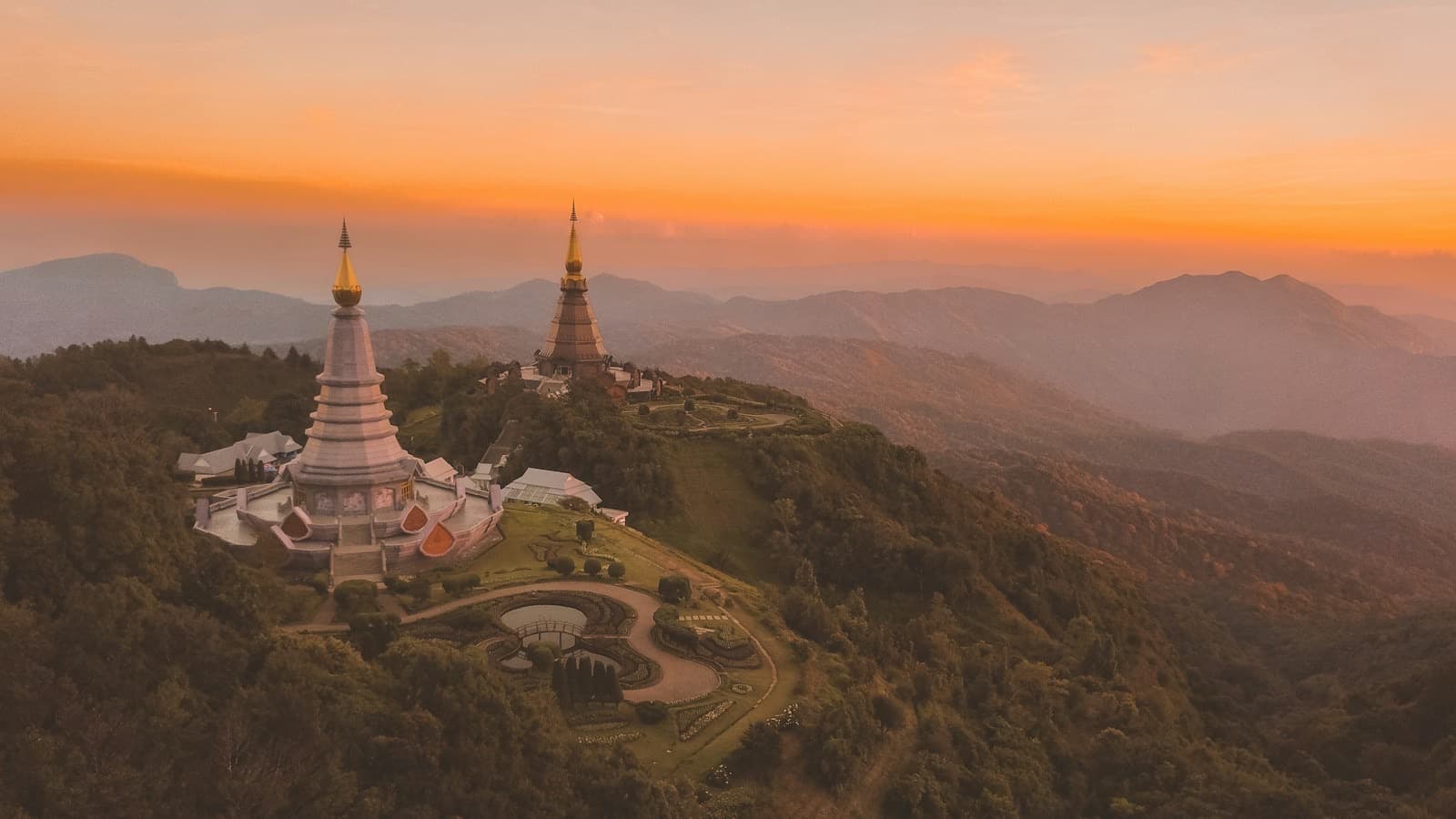 พระมหาธาตุเจดีย์คู่บนสันเขาดอยอินทนนท์ยามพระอาทิตย์ตก
